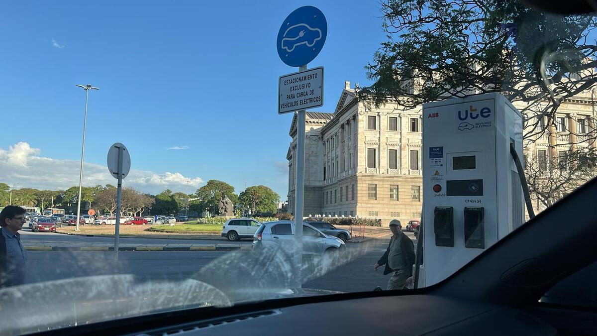 Auto cargando en Montevideo en el palacio legislativo
